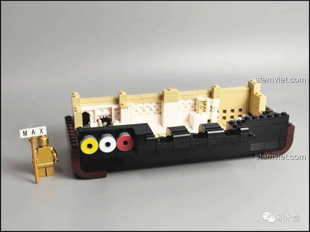 Các cổng kết nối ba màu (vàng, trắng, đỏ) ở mặt sau của mô hình Tivi Cổ Điển Pantasy 61008.