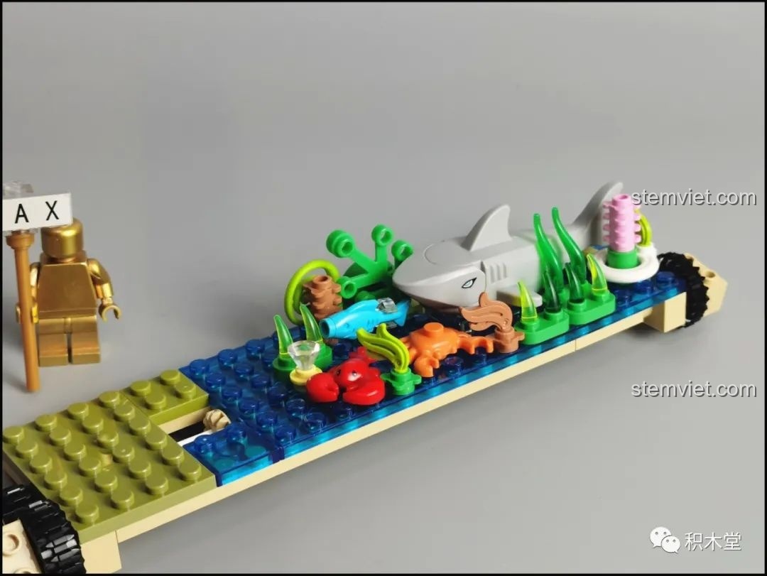 Các túi chi tiết số 2 của bộ Pantasy 61008 Tivi Cổ Điển, sẵn sàng cho việc lắp ráp cảnh dưới nước.