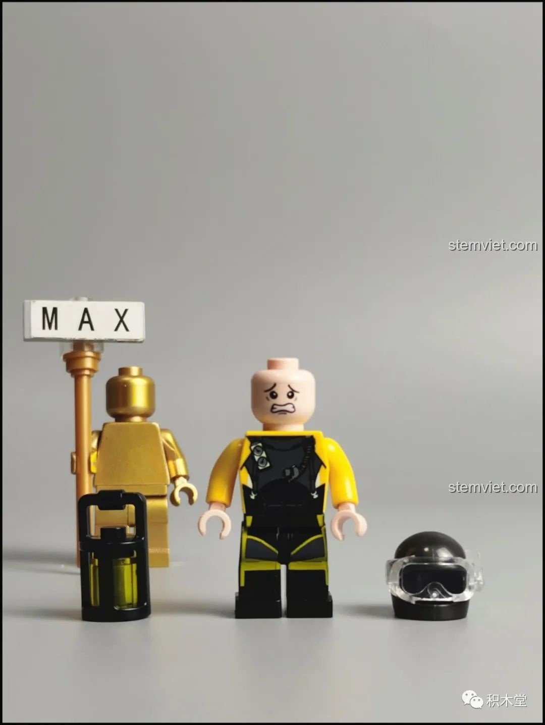 Cảnh dưới nước đang được lắp ráp trong mô hình Pantasy 61008, với cá mập, tôm hùm và cây thủy sinh.