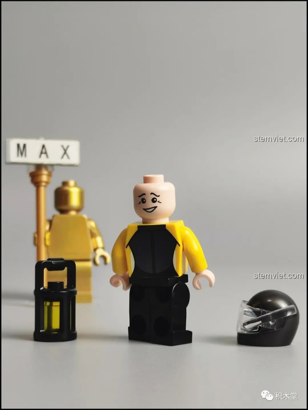 Minifigure thợ lặn với biểu cảm sợ hãi, kèm theo đèn pin và mũ bảo hiểm.