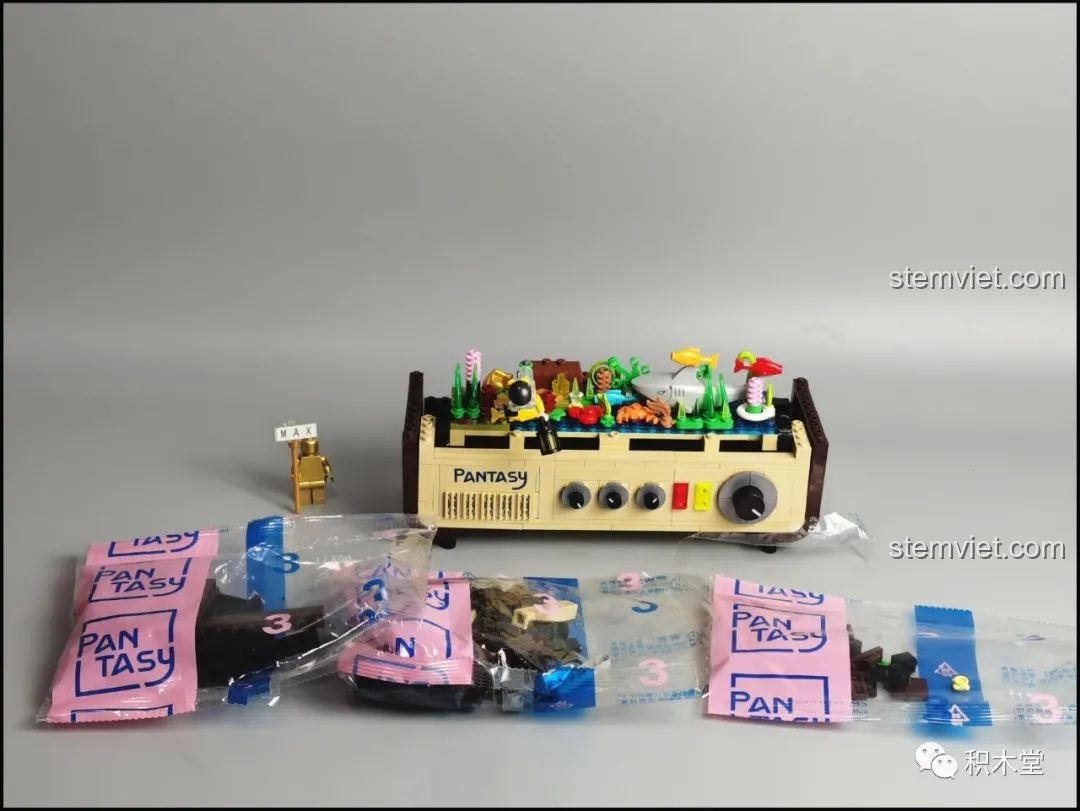 Minifigure thợ lặn với biểu cảm vui vẻ, kèm theo đèn pin và mũ bảo hiểm.