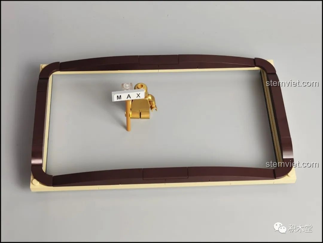 Quá trình lắp ráp phần khung viền bên hông của mô hình Pantasy 61008 Tivi Cổ Điển.