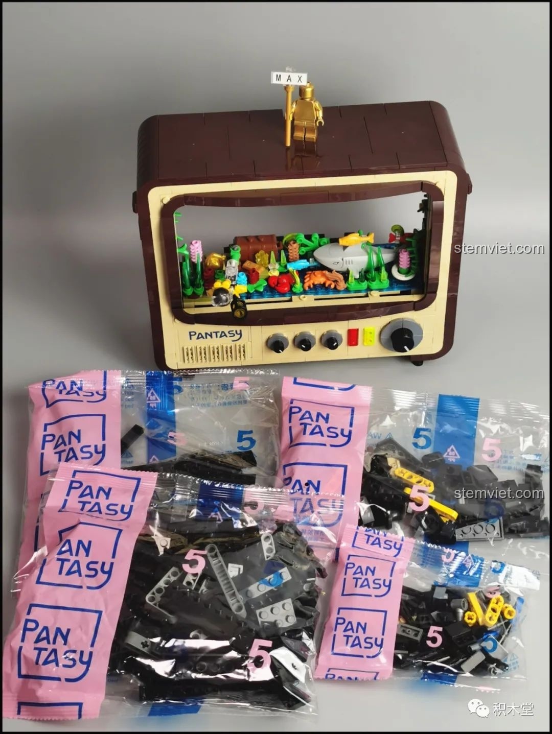 Khung màn hình của mô hình Pantasy 61008 Tivi Cổ Điển đã được lắp vào thân TV.