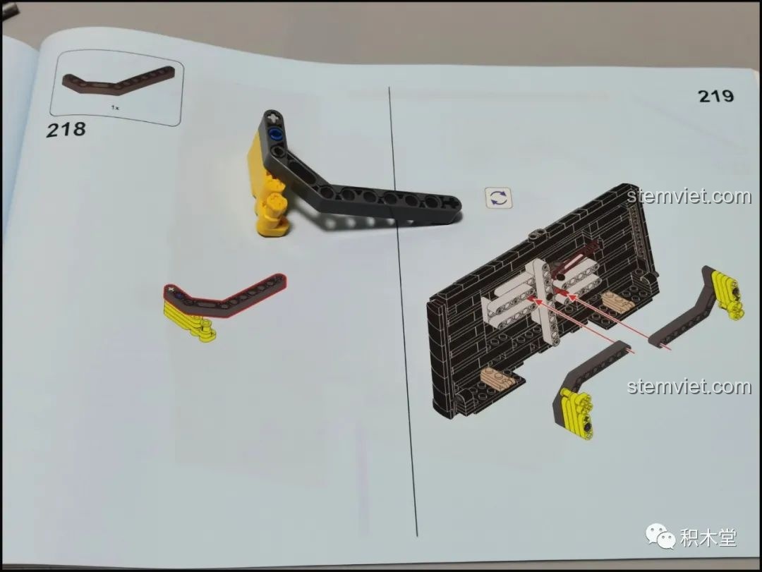 Các túi chi tiết số 5 của bộ Pantasy 61008 Tivi Cổ Điển, sẵn sàng cho việc lắp ráp cơ chế bên trong.