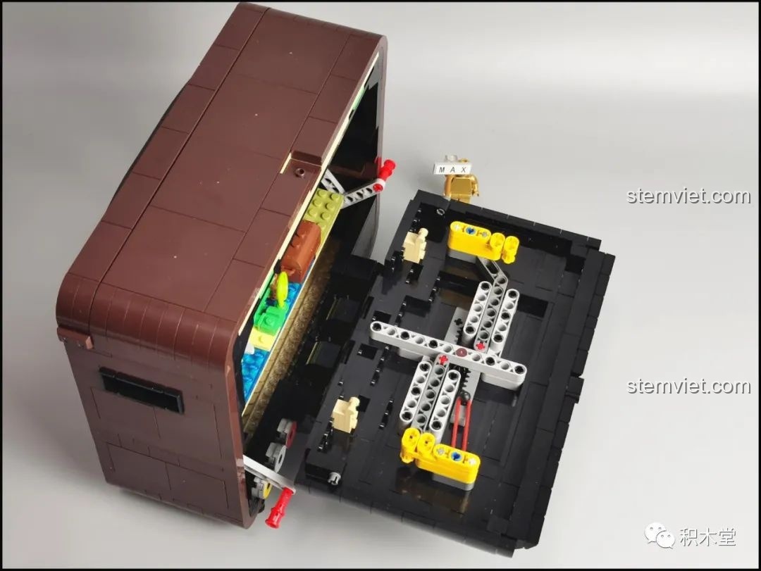 Cơ chế chuyển động bên trong của mô hình Pantasy 61008 Tivi Cổ Điển, tạo hiệu ứng cho cảnh dưới nước.