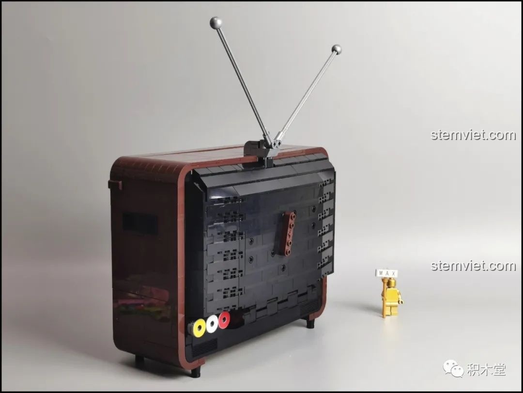 Mô hình Tivi Cổ Điển Pantasy 61008 đã hoàn thiện, với ăng-ten và cảnh dưới nước bên trong.