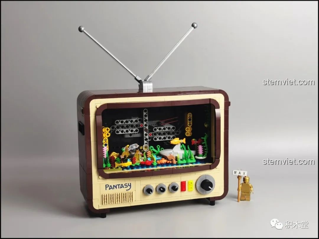 Mặt sau của mô hình Tivi Cổ Điển Pantasy 61008, hiển thị các cổng kết nối và chi tiết cơ khí.