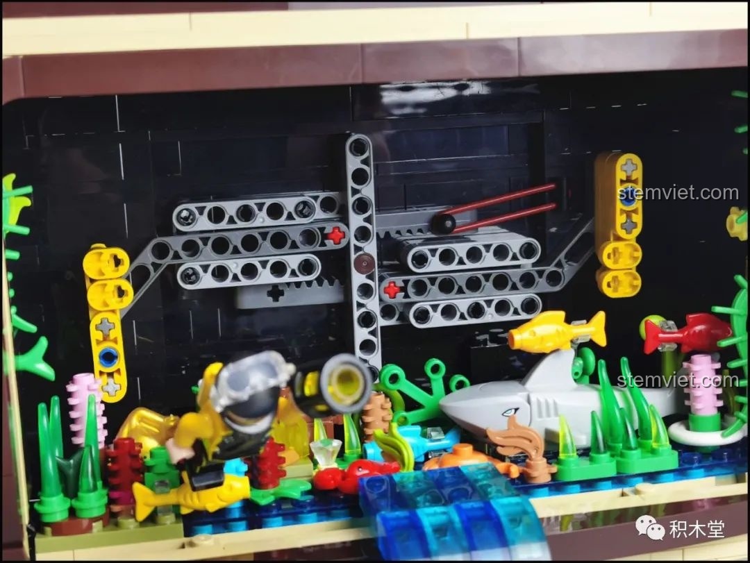 Cảnh nước chảy của mô hình Pantasy 61008 Tivi Cổ Điển có thể tháo rời.