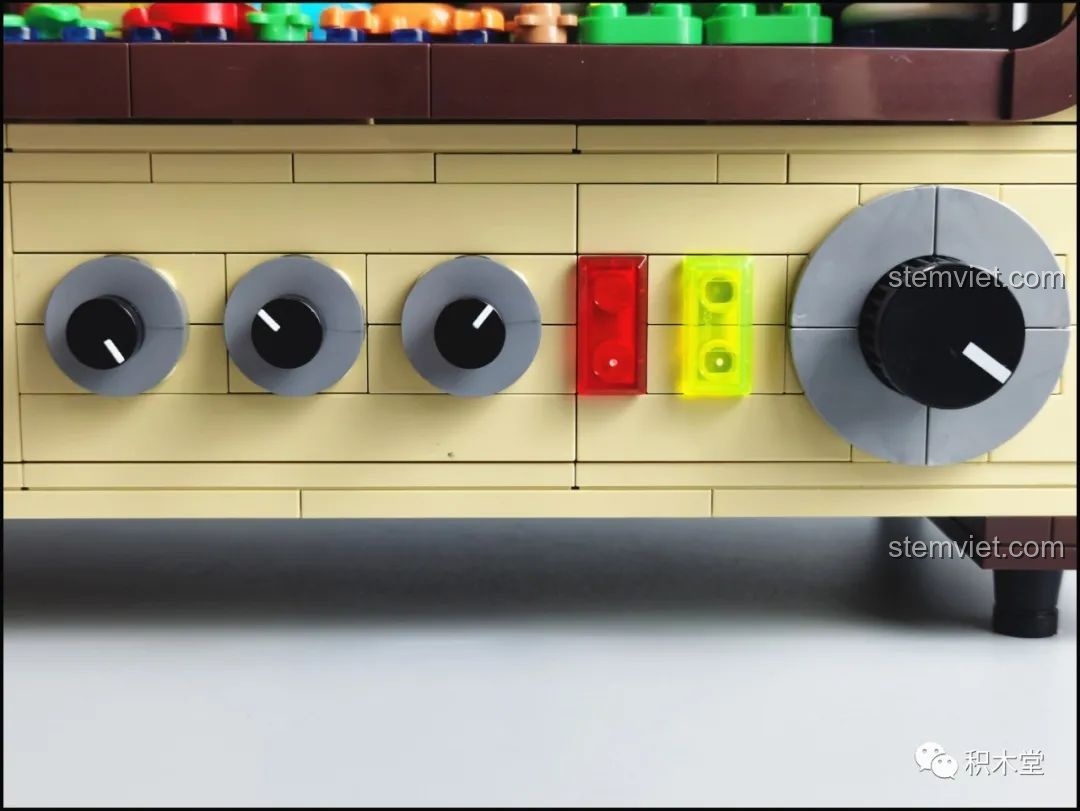 Điện thoại đặt trên giá đỡ được tạo từ cảnh nước chảy của mô hình Pantasy 61008.