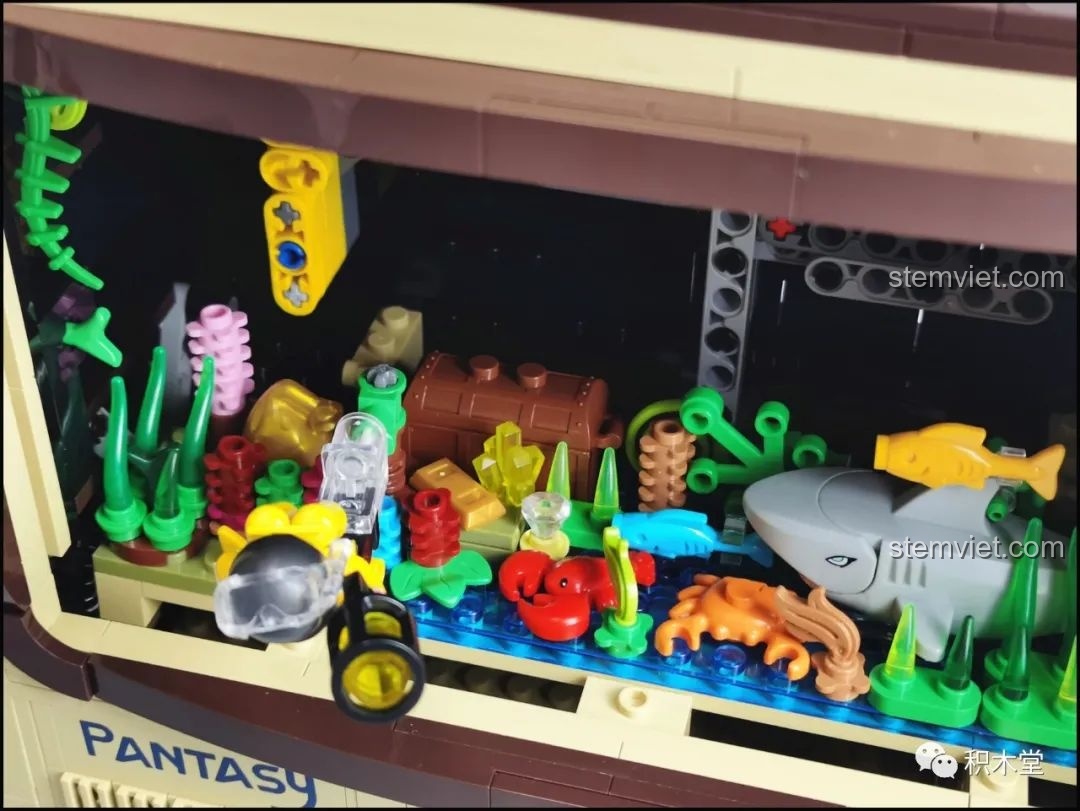 Góc nhìn nghiêng của điện thoại đặt trên giá đỡ từ mô hình Pantasy 61008.