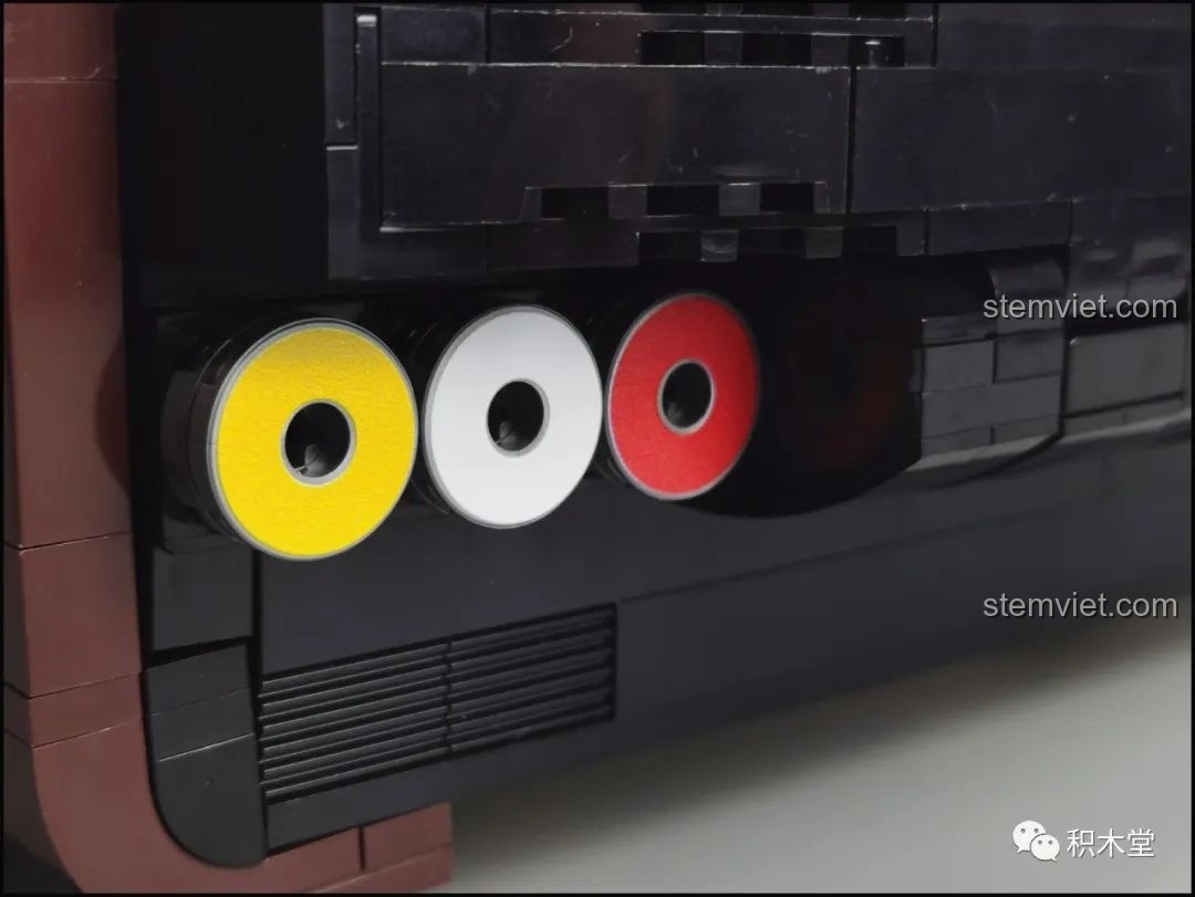 Góc nhìn khác của điện thoại đặt trên giá đỡ từ mô hình Pantasy 61008.