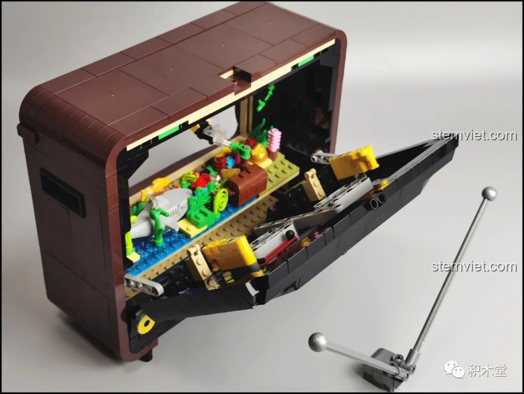 Mô hình Pantasy 61008 Tivi Cổ Điển đặt cạnh bàn tay để so sánh kích thước.