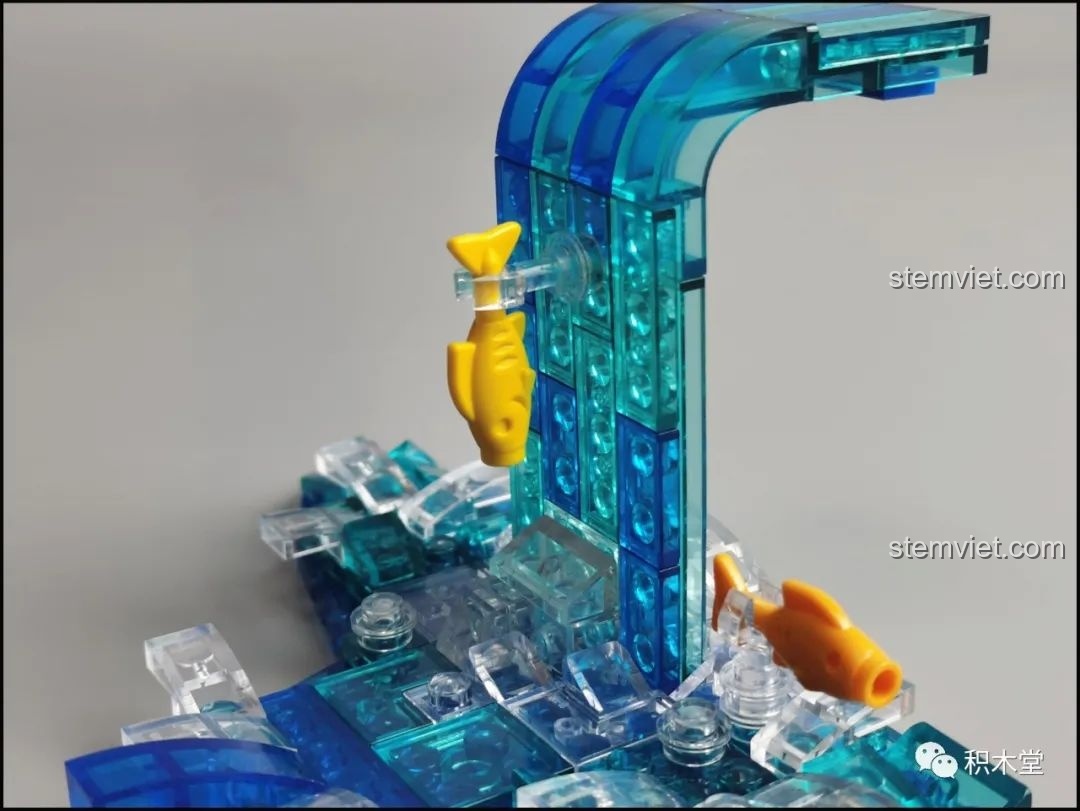 Mô hình Pantasy 61008 Tivi Cổ Điển với kính lúp phóng đại được đặt trước màn hình.