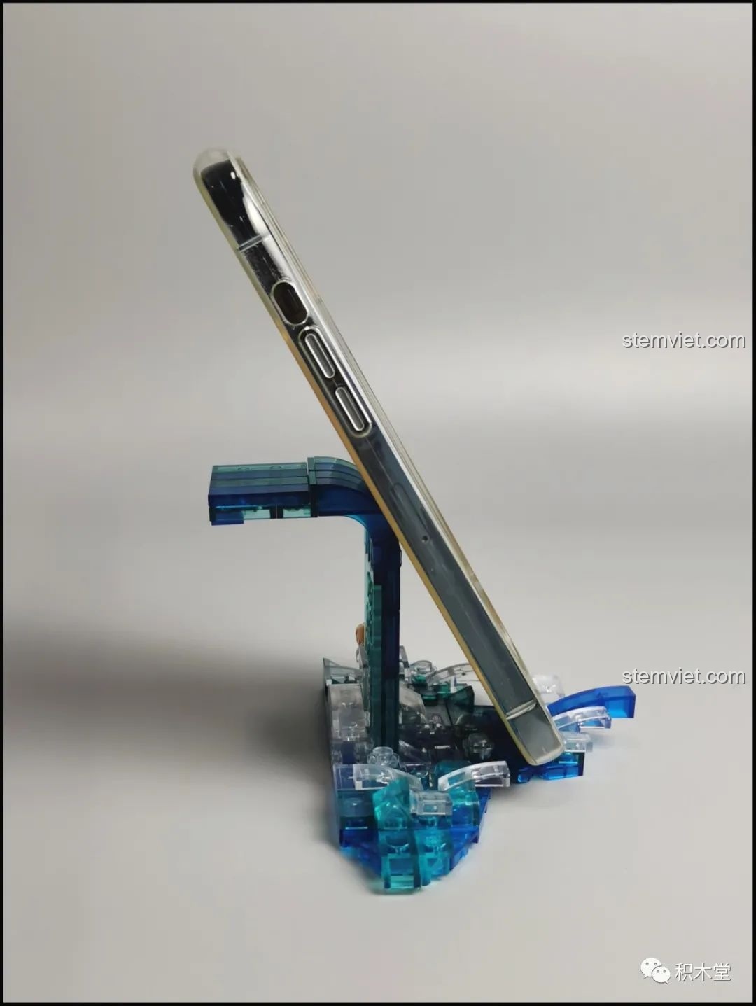 Cận cảnh minifigure thợ lặn đang bơi lội trong cảnh dưới nước của mô hình Pantasy 61008.