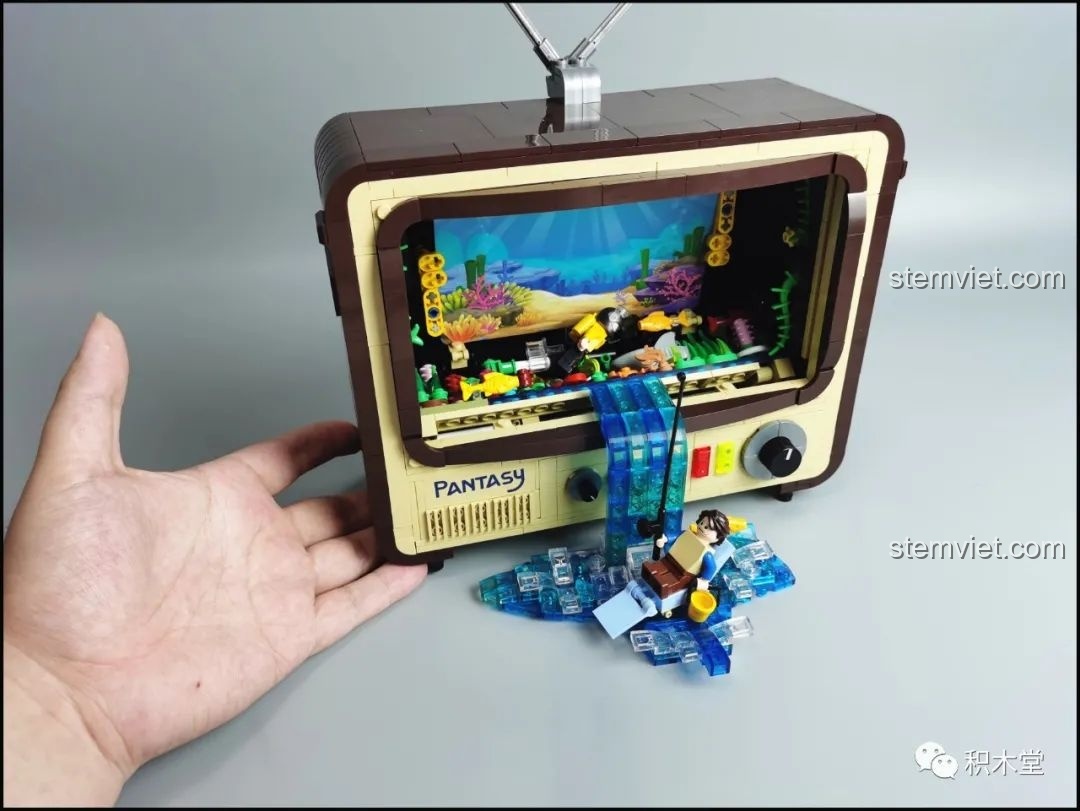 Cận cảnh cá mập và các chi tiết dưới nước trong cảnh dưới nước của mô hình Pantasy 61008.