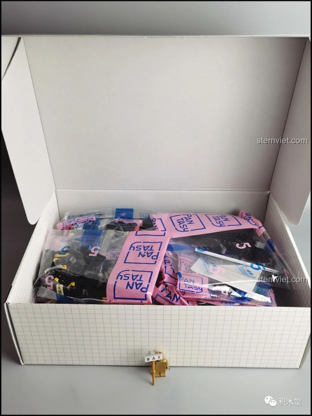 Bên trong hộp Pantasy 61008 Tivi Cổ Điển với các túi chi tiết được sắp xếp gọn gàng.