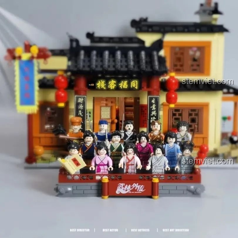 Toàn cảnh bộ lắp ráp Pantasy Astro Boy: Khoảnh Khắc Thức Tỉnh 86205 hoàn thiện, với đèn LED sáng rực.