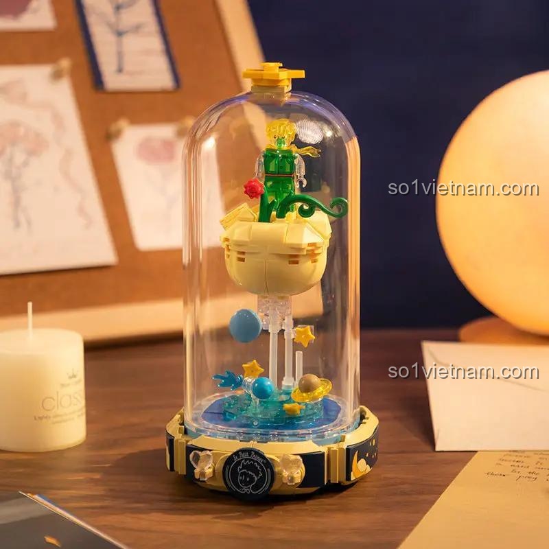 Hoàng tử bé trên hành tinh Pantasy, Mô hình Hoàng tử bé 86303 trưng bày trên bàn, mang đến không gian cổ tích cho bé.