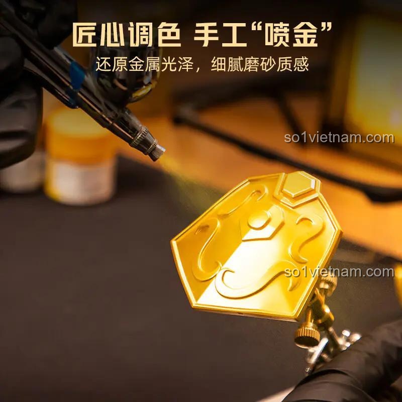 Quy trình phun sơn vàng thủ công cho mô hình Cung Thủ Vàng Seiya 601, bộ lắp ghép Pantasy, tái tạo độ bóng kim loại và kết cấu mờ mịn, chất lượng vượt trội.