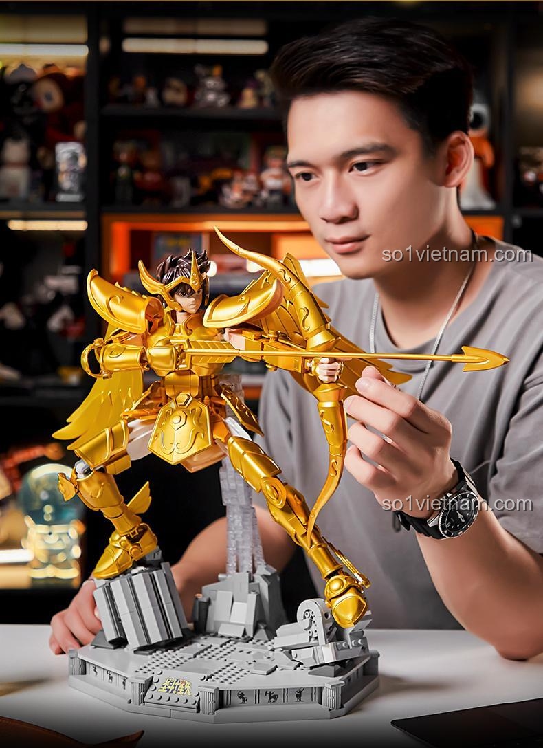 Ảnh review người dùng chụp mô hình Cung Thủ Vàng Seiya 86601, bộ xếp hình Figure Thánh Đấu Sĩ Seiya, thể hiện kích thước thực tế, chất lượng cao, đáng tiền cho bé trai 6 tuổi.