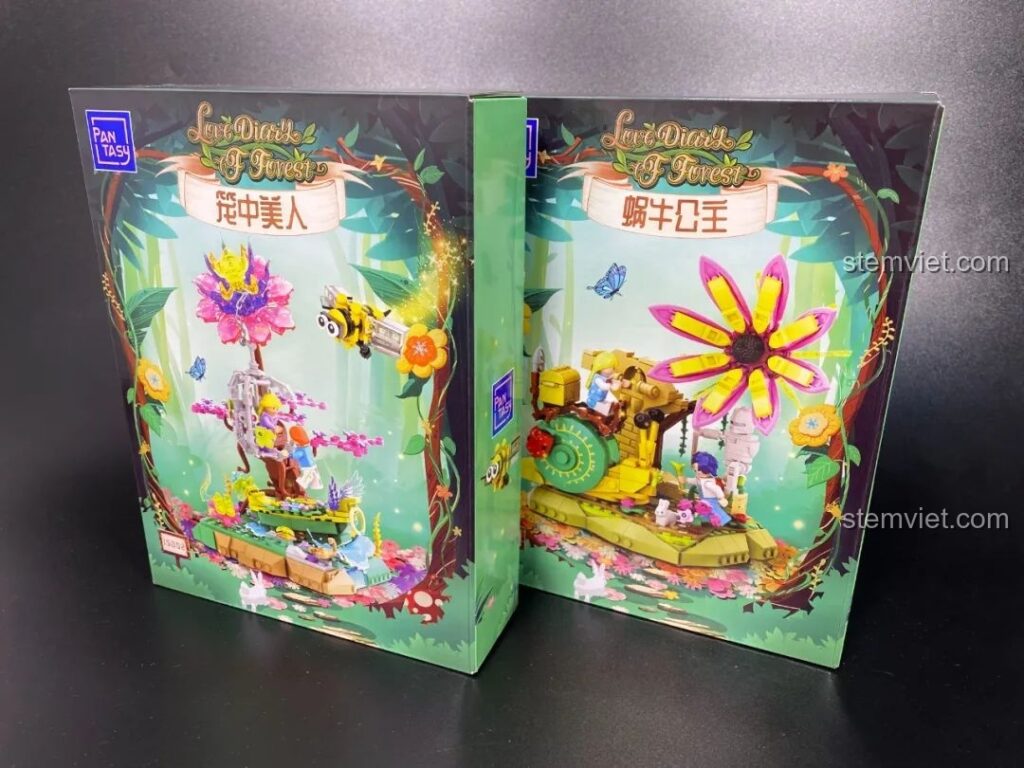 Hai hộp bộ lắp ráp Pantasy 15002 Mỹ Nhân Trong Lồng và 15003 Công Chúa Ốc Sên đặt cạnh nhau, mặt trước hộp với hình ảnh mô hình hoàn chỉnh và phong cảnh rừng kỳ ảo.