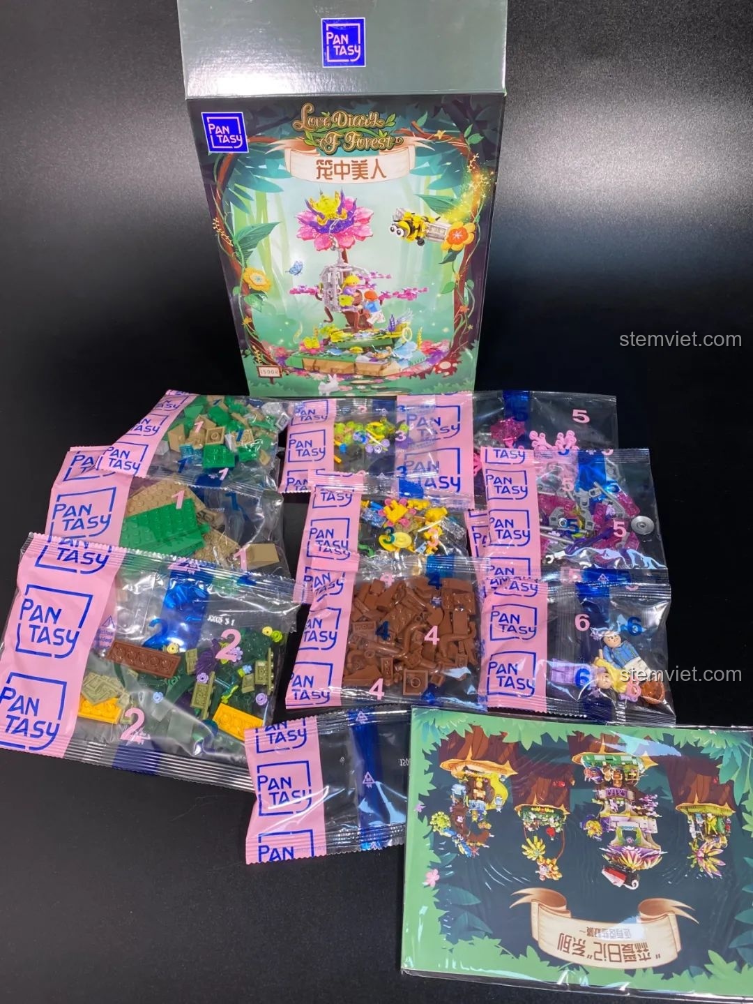 Hộp và các túi linh kiện được đánh số của bộ lắp ráp Pantasy 15002 Mỹ Nhân Trong Lồng, sẵn sàng cho quá trình lắp ráp.