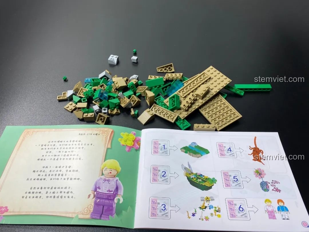 Các mảnh ghép màu xanh lá và nâu của túi số 1, cùng cuốn hướng dẫn lắp ráp Pantasy 15002, chuẩn bị cho việc xây dựng phần đế rừng.