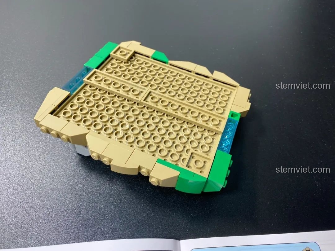 Phần đế cơ bản của bộ lắp ráp Pantasy 15002 đã hoàn thành, với các mảnh ghép màu xanh lá và nâu tạo hình địa hình rừng.