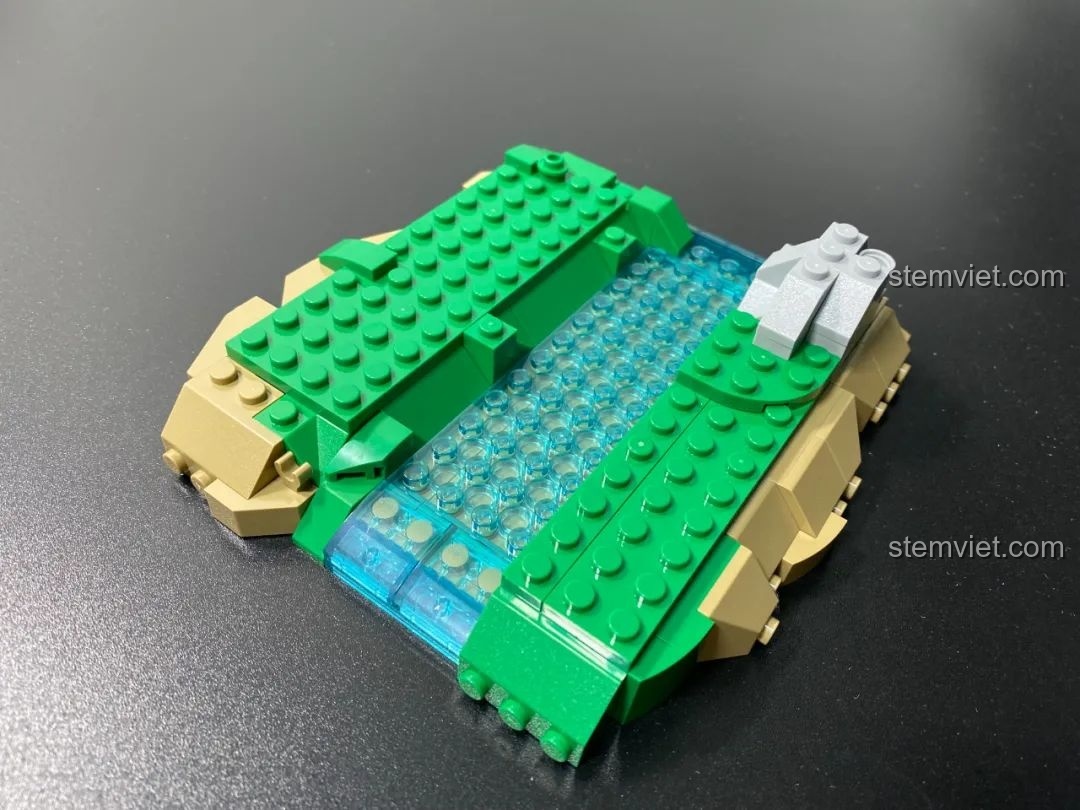 Mô hình phần đế của bộ Pantasy 15002 đã hoàn thành, với cảnh quan rừng xanh và dòng suối trong suốt, tạo cảm giác thư thái.