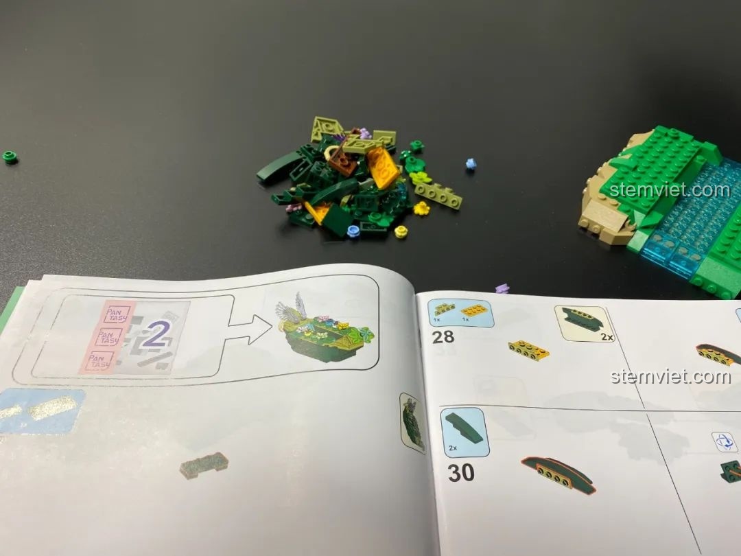 Các mảnh ghép của túi số 2 và cuốn hướng dẫn lắp ráp Pantasy 15002, chuẩn bị cho việc xây dựng chiếc thuyền nhỏ.