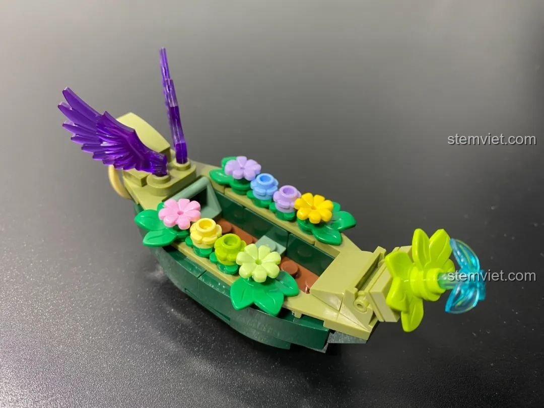 Chiếc thuyền nhỏ của bộ Pantasy 15002 đã được lắp ráp hoàn chỉnh, với các chi tiết hoa và cánh màu tím, tạo vẻ đẹp thần tiên.