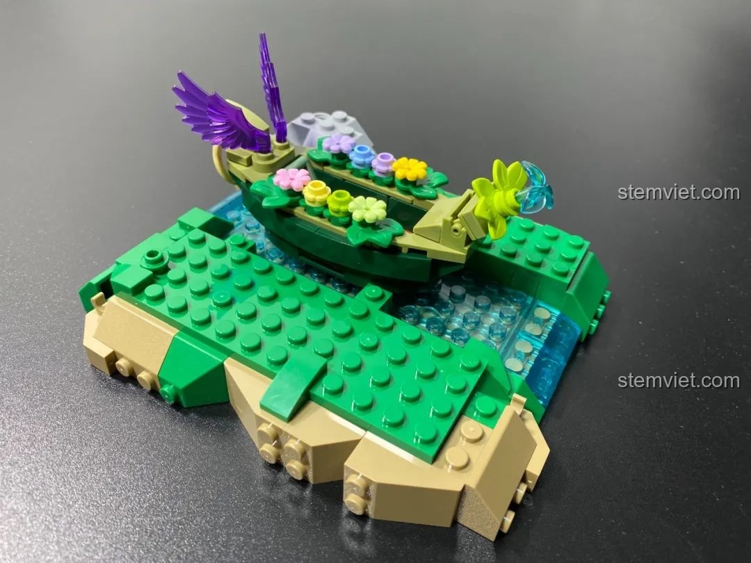 Chiếc thuyền nhỏ của bộ Pantasy 15002 được đặt vào khung cảnh rừng và suối đã lắp ráp, tạo nên một bức tranh hoàn chỉnh.