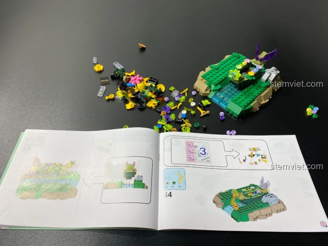 Các mảnh ghép màu sắc của túi số 3 và cuốn hướng dẫn lắp ráp Pantasy 15002, chuẩn bị cho việc thêm thảm thực vật vào mô hình.