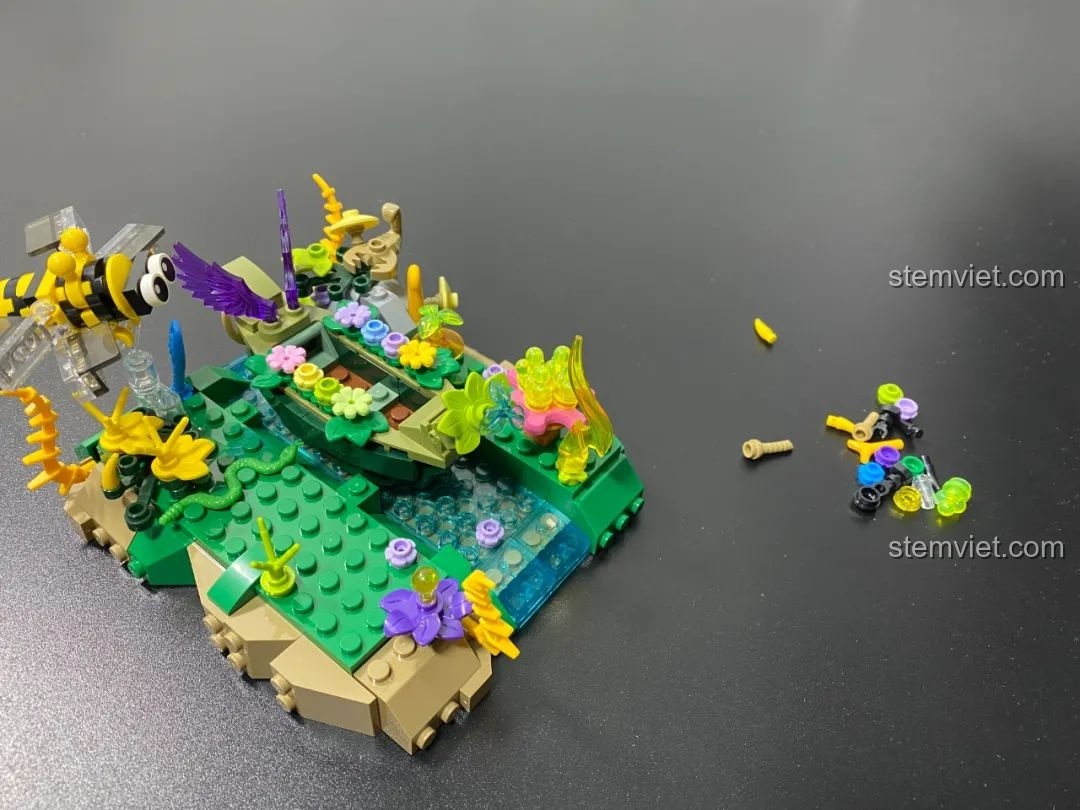 Mô hình Pantasy 15002 sau khi hoàn thành túi số 3, với nhiều loại cây cỏ và hoa lá màu sắc, tạo nên một khu rừng kỳ ảo.