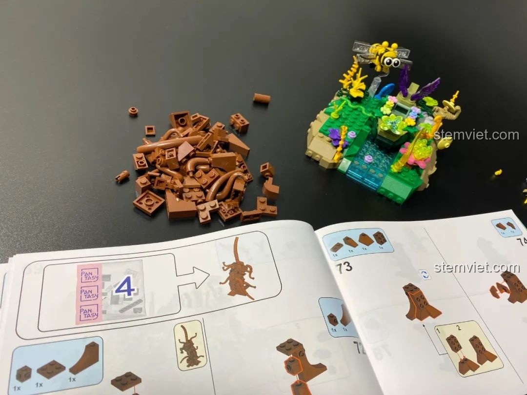 Các mảnh ghép màu nâu của túi số 4 và cuốn hướng dẫn lắp ráp Pantasy 15002, chuẩn bị cho việc xây dựng cây cổ thụ xúc tu.