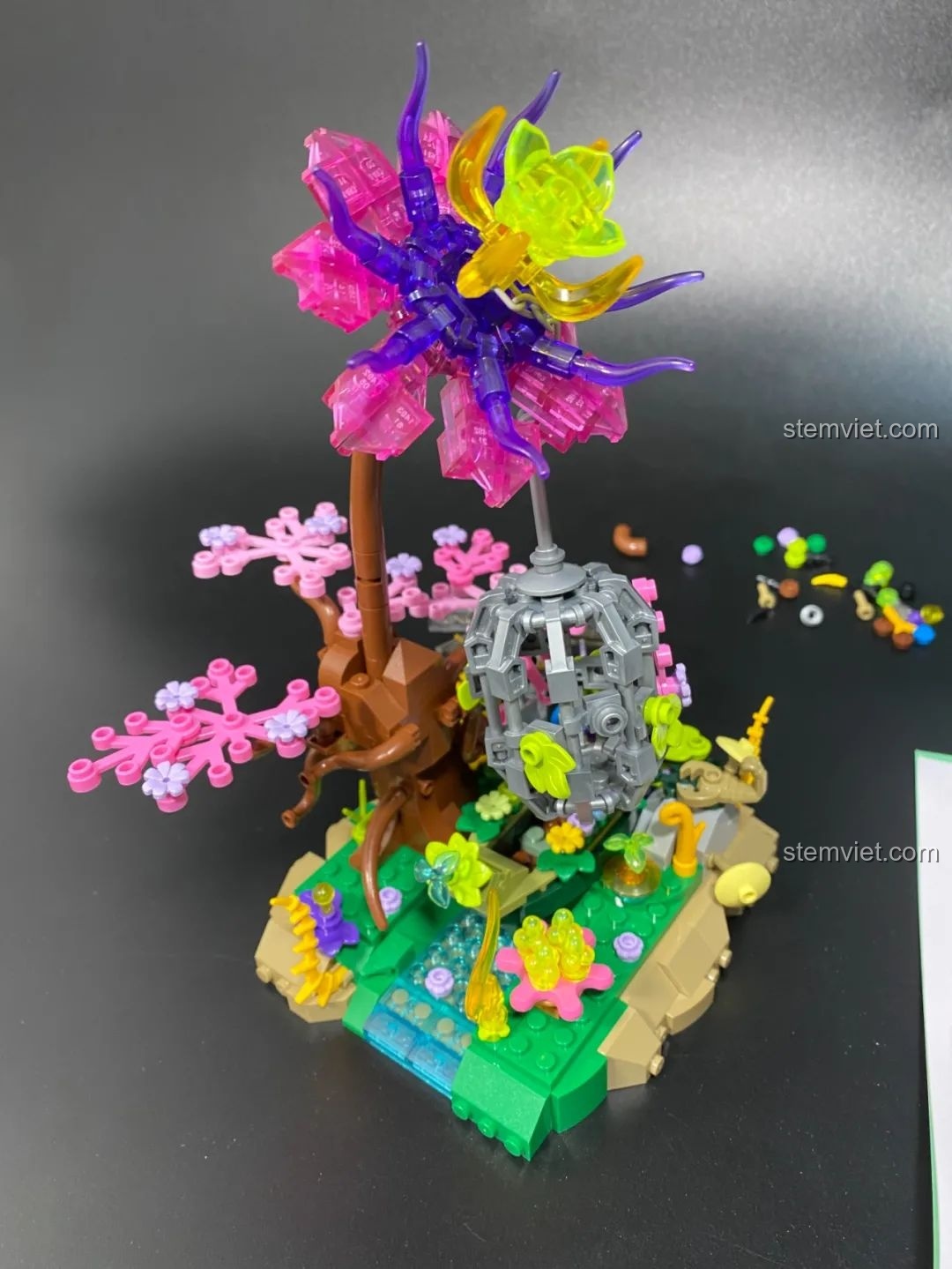 Nhân vật công chúa và hoàng tử được đặt vào mô hình Pantasy 15002, hoàng tử đang cố gắng giải cứu công chúa khỏi chiếc lồng.