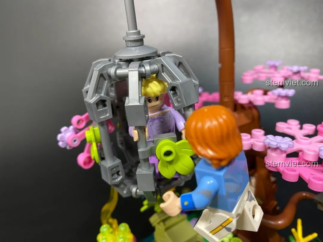 Mô hình lắp ráp Pantasy 15002 Mỹ Nhân Trong Lồng nhìn từ trên cao, hiển thị toàn bộ cảnh quan rừng, cây cổ thụ và lồng.