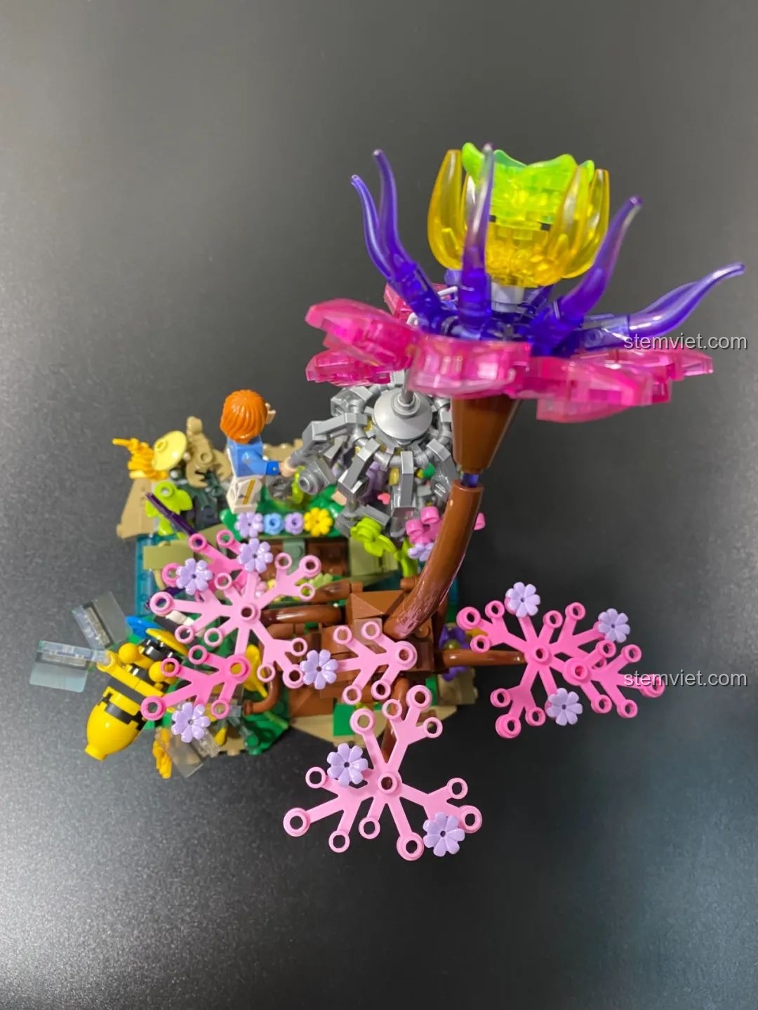 Mô hình lắp ráp Pantasy 15002 Mỹ Nhân Trong Lồng nhìn từ phía sau, cho thấy cấu trúc cây cổ thụ và các chi tiết hoa lá.