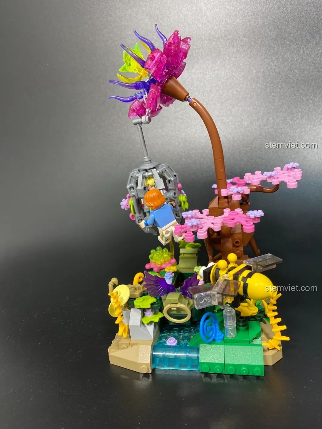 Mô hình lắp ráp Pantasy 15002 Mỹ Nhân Trong Lồng hoàn chỉnh, đặt cạnh hộp sản phẩm và cuốn hướng dẫn, tạo nên một bức ảnh tổng thể.