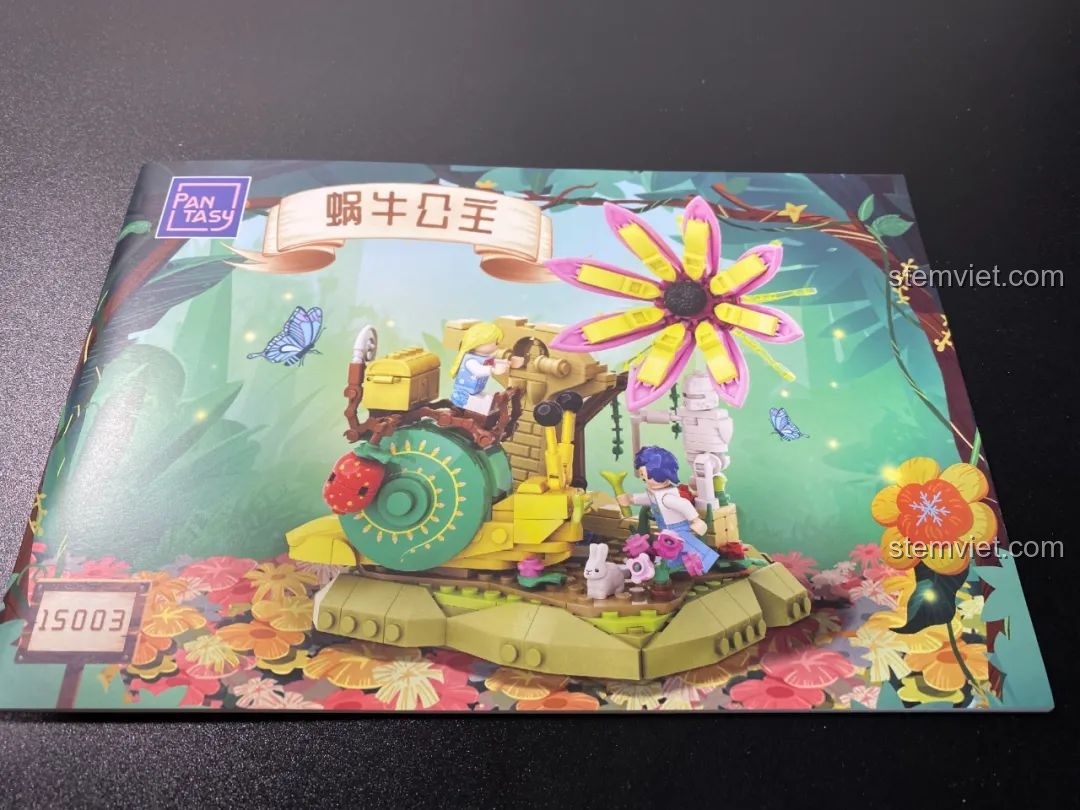 Mặt sau cuốn hướng dẫn lắp ráp Pantasy, giới thiệu các mô hình khác trong series 'Khu Rừng Kỳ Ảo', bao gồm nhiều cảnh quan và nhân vật độc đáo.