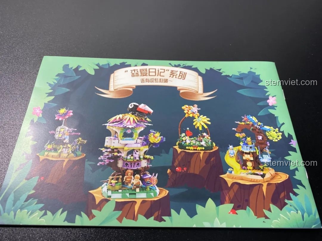 Trang đầu tiên của cuốn hướng dẫn lắp ráp Pantasy 15003, có một đoạn văn kể chuyện và hình ảnh nhân vật, tạo bối cảnh cho mô hình.