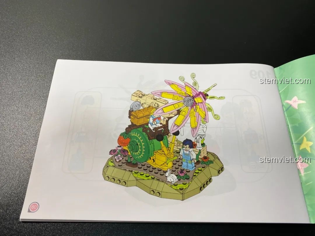 Các mảnh ghép màu xanh lá và nâu của túi số 1, cùng cuốn hướng dẫn lắp ráp Pantasy 15003, chuẩn bị cho việc xây dựng phần đế rừng.