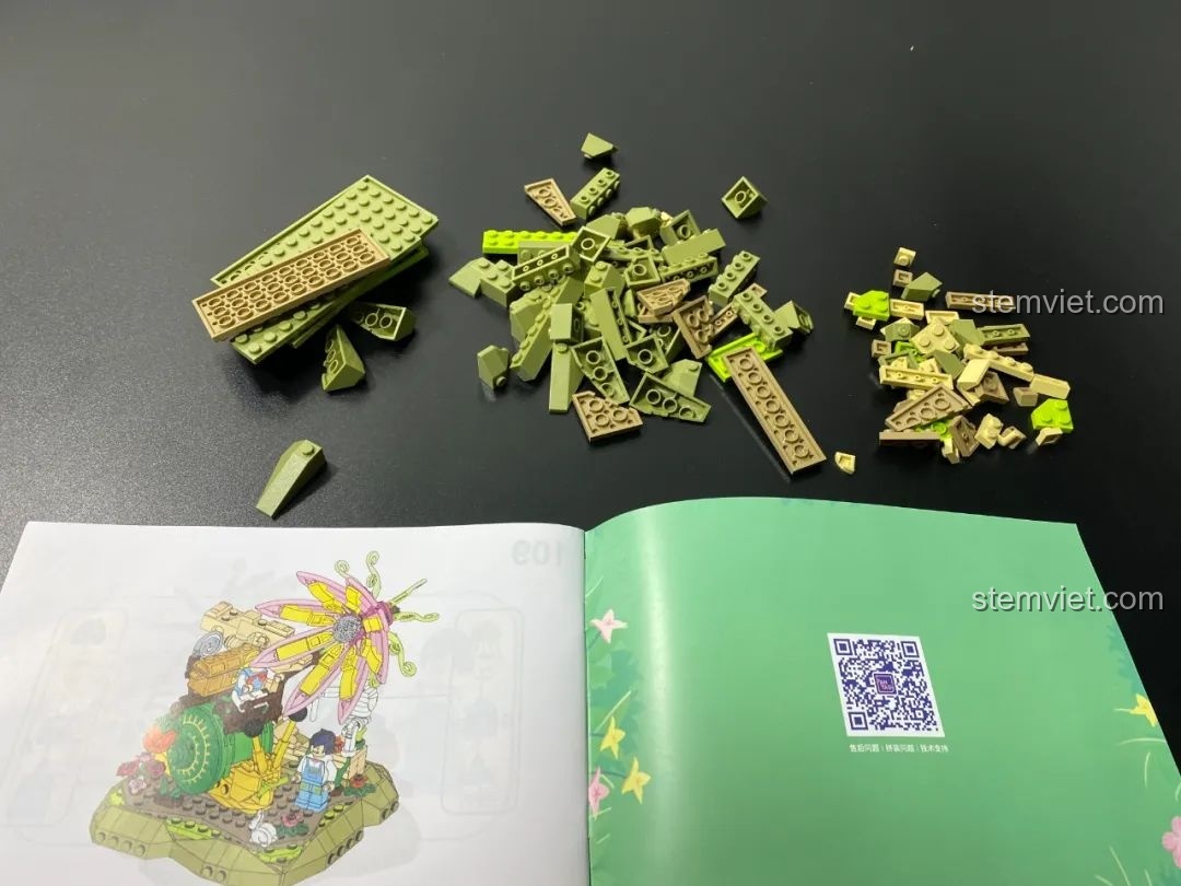 Quá trình lắp ráp phần đế của bộ Pantasy 15003, các mảnh ghép màu xanh lá và nâu được kết nối theo hướng dẫn, tạo hình địa hình.