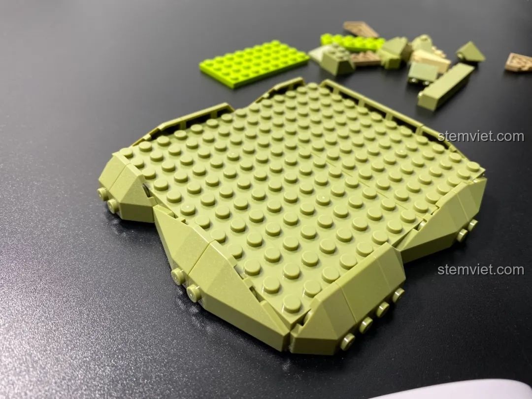 Mặt sau của phần đế lắp ráp Pantasy 15003, hiển thị các chi tiết hỗ trợ và cấu trúc nền tảng của mô hình.