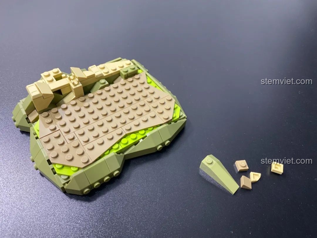 Phần đế cơ bản của bộ lắp ráp Pantasy 15003 đã hoàn thành, với các mảnh ghép màu xanh lá và nâu tạo hình địa hình rừng.