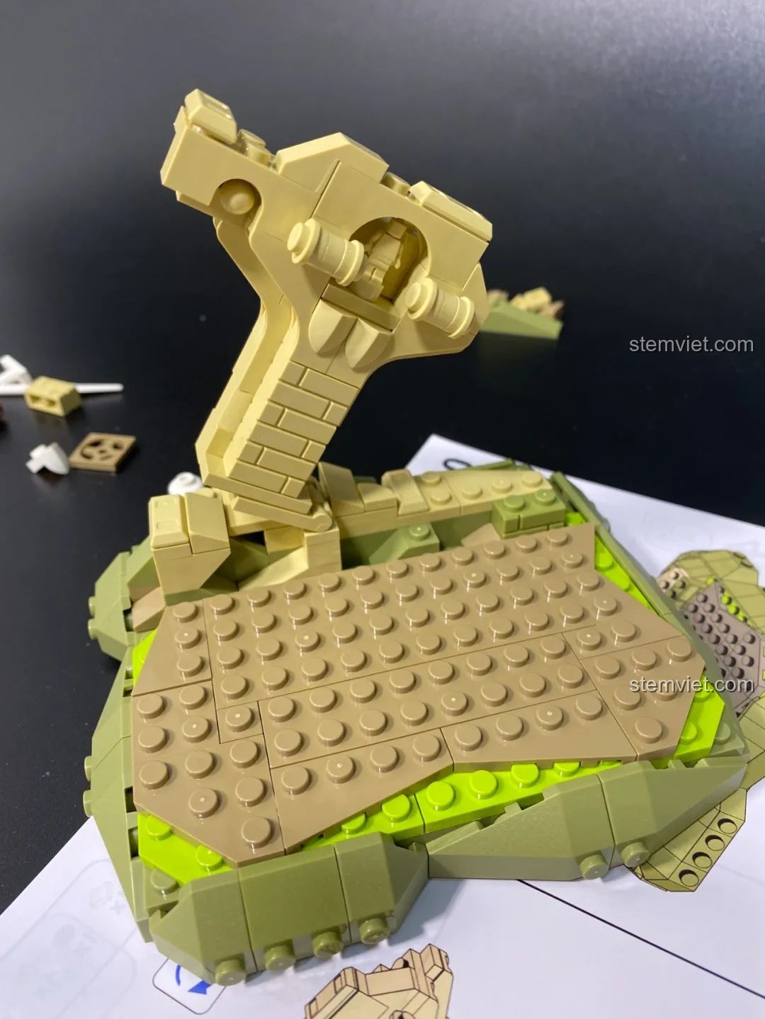 Các mảnh ghép màu sắc của túi số 2 và cuốn hướng dẫn lắp ráp Pantasy 15003, chuẩn bị cho việc thêm thảm thực vật vào mô hình.