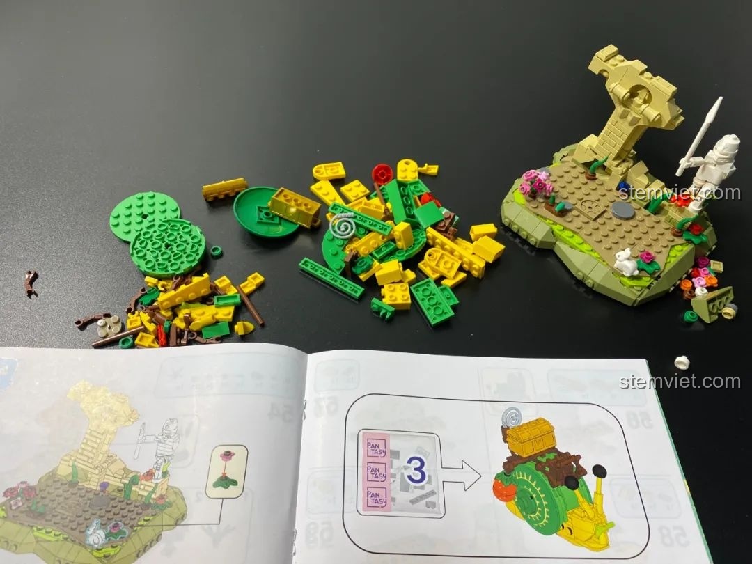 Các mảnh ghép màu nâu của túi số 3 và cuốn hướng dẫn lắp ráp Pantasy 15003, chuẩn bị cho việc xây dựng cây cổ thụ xúc tu.