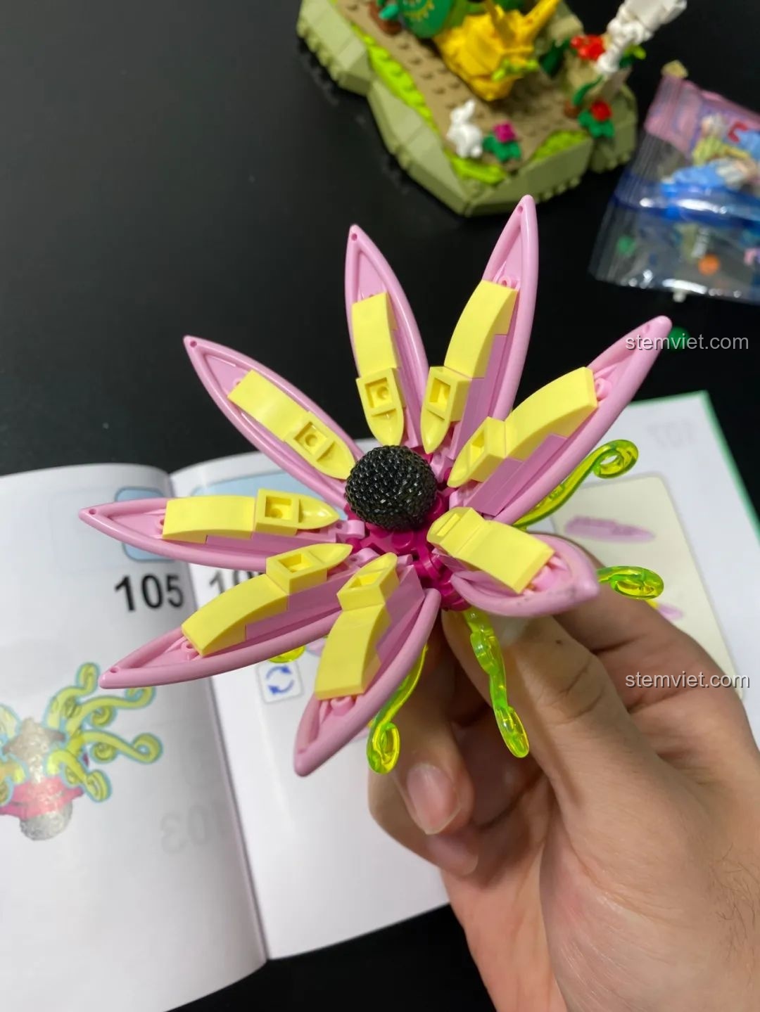 Bông hoa ăn thịt người khổng lồ của bộ Pantasy 15003 đã được lắp ráp hoàn chỉnh, với các mảnh ghép trong suốt màu hồng và tím tạo hiệu ứng lấp lánh.