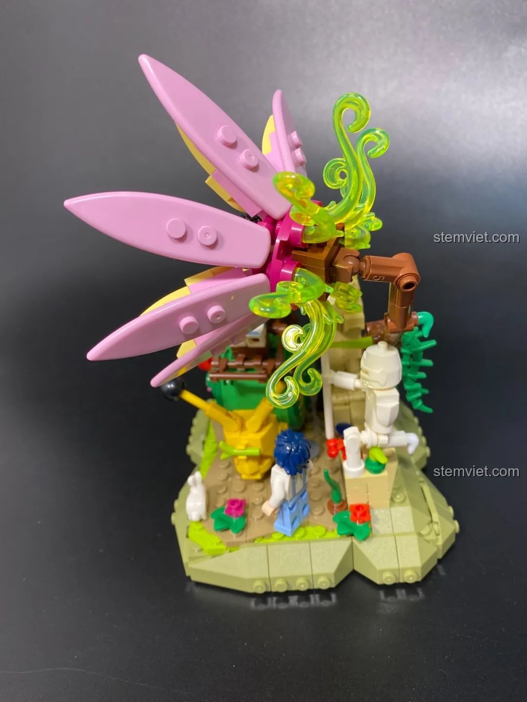 Cận cảnh nhân vật hoàng tử đang bám vào chiếc lồng để giải cứu công chúa trong mô hình Pantasy 15003.