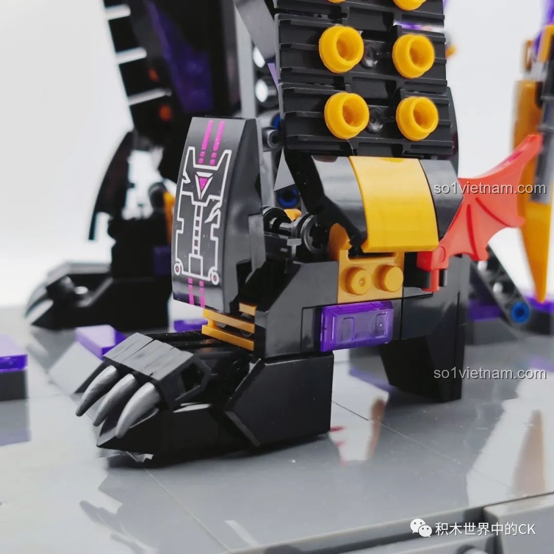 Phần chân robot Kỵ Sĩ Tai Ương với các chi tiết giáp và móng vuốt, thể hiện sự mạnh mẽ và thiết kế tinh xảo của JIESTAR 67010.